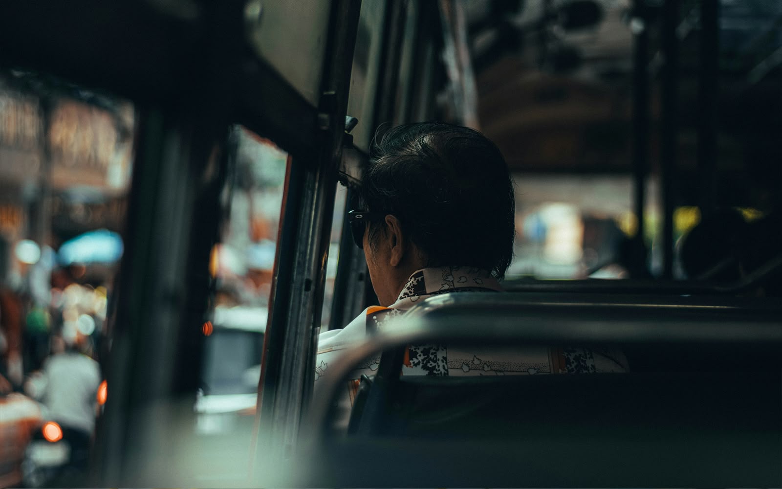 Zdjęcie przedstawia samotną osobę w autobusie