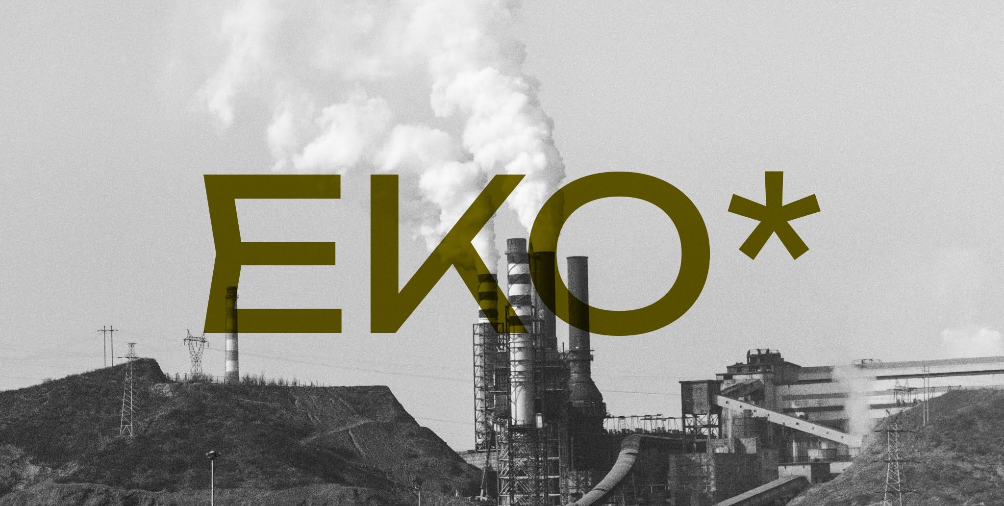 Zdjęcie przedstawia dymiące kominy fabryki. Na zdjęcie nałożono wielkie litery EKO z gwiazdką na końcu sugerującą jakieś ukryte znaczenie, kontekst, drugie dno.