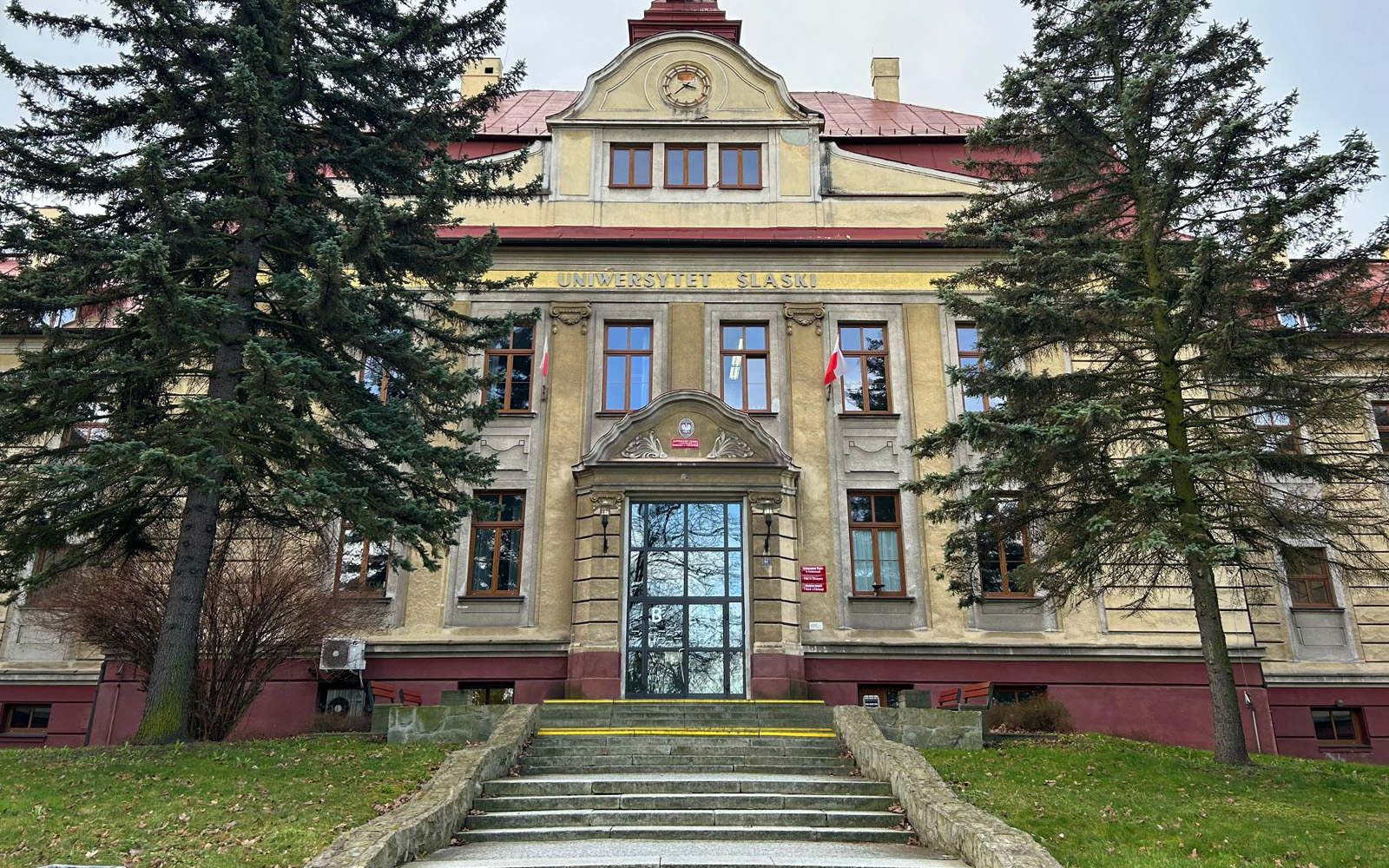 Zdjęcie przedstawia fasadę Uniwersytetu Śląskiego w Cieszynie.