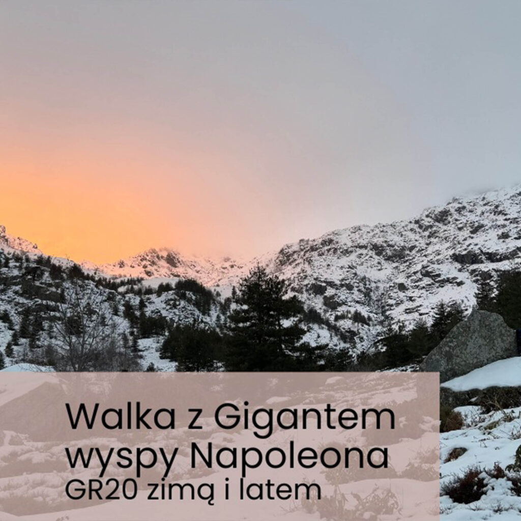 Fotografia przedstawia ośnieżone góry o zachodzie słońca